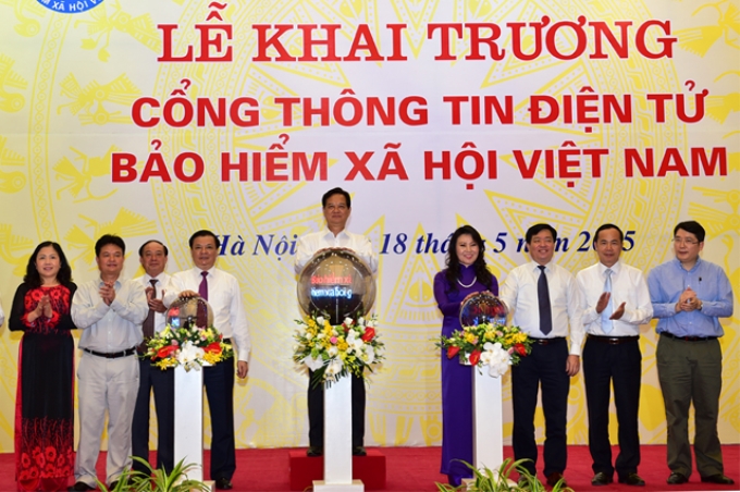 Thủ tướng Nguyễn Tấn Dũng nhấn nút khai trương Cổng TTĐT Bảo hiểm xã hội Việt Nam - Ảnh: VGP/Nhật Bắc